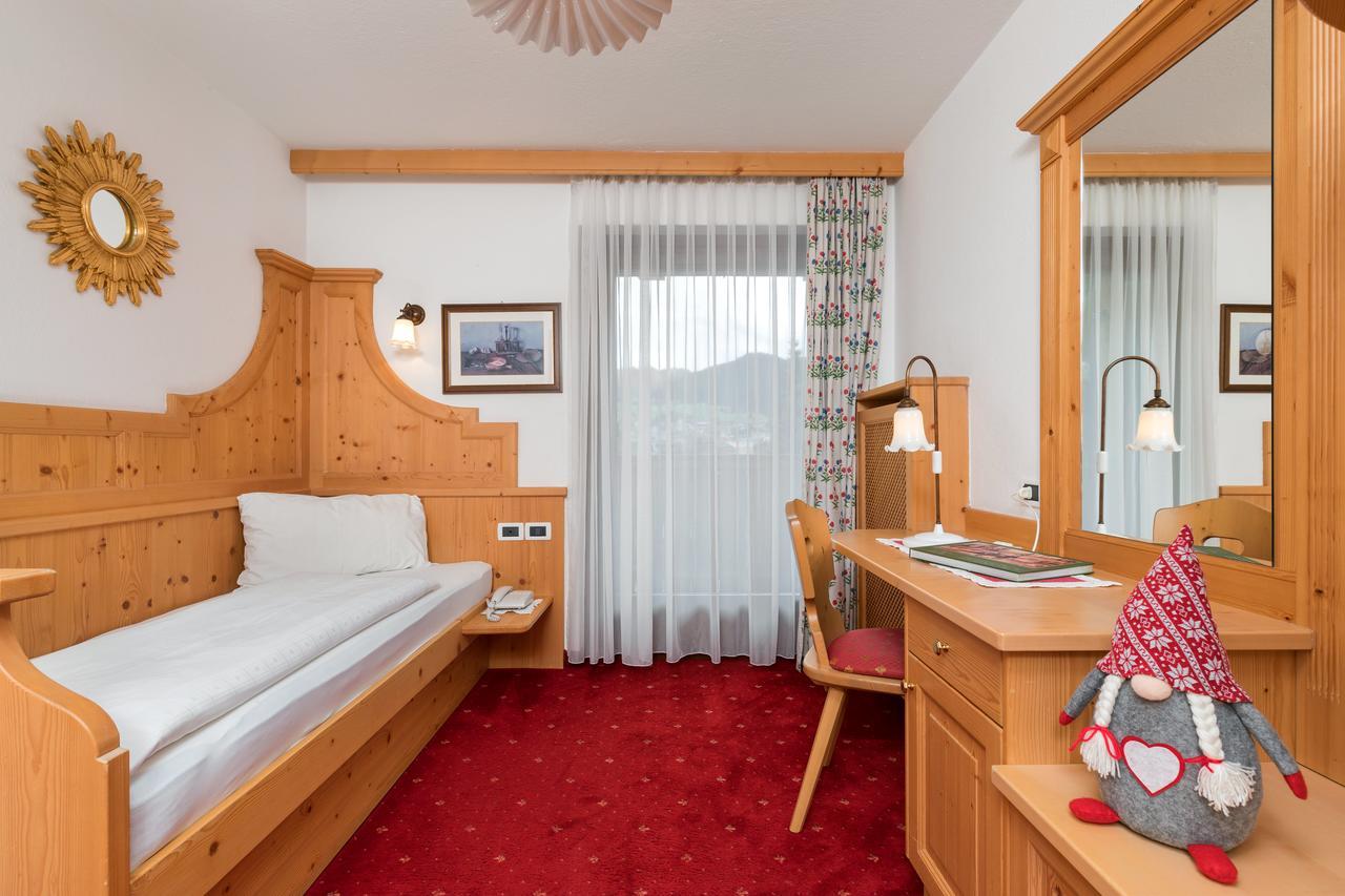 Hotel Christian Corvara In Badia Eksteriør bilde